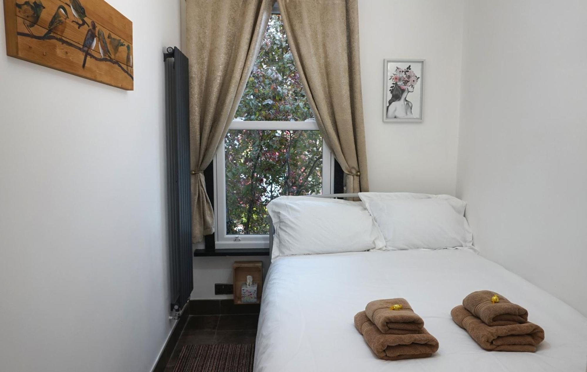 Beautiful London Home Sleeps 6, 2 Minutes To Metro מראה חיצוני תמונה
