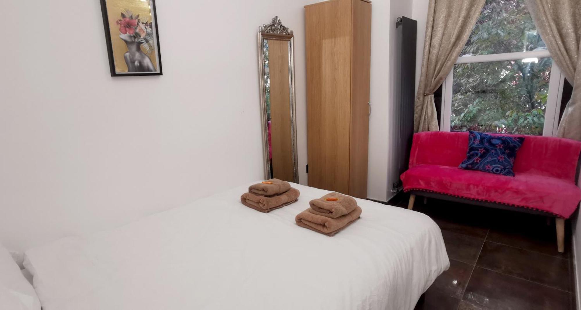 Beautiful London Home Sleeps 6, 2 Minutes To Metro מראה חיצוני תמונה